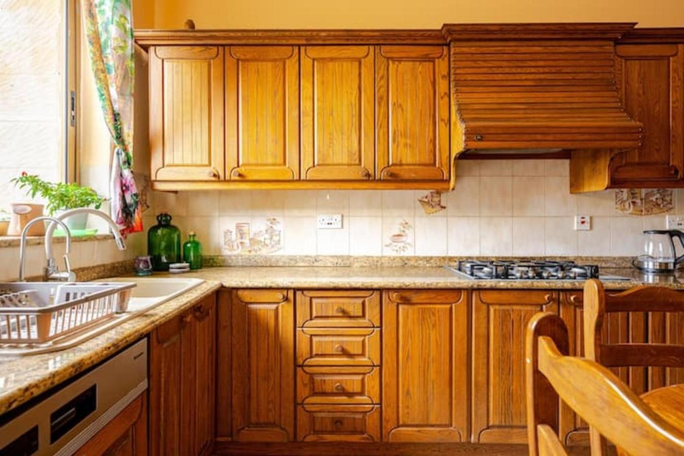 Santa Rita Of Majestic Townhouse * Victoria